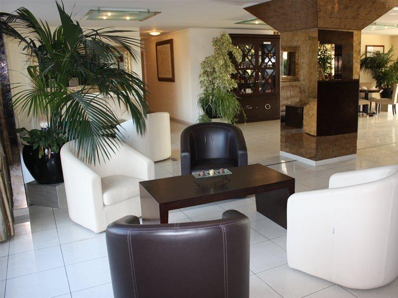 อาโดนี กร็อง เฌเนฟ เรซีด็อง เอ็กเซลซิเออร์ Aparthotel Veigy-Foncenex ภายนอก รูปภาพ