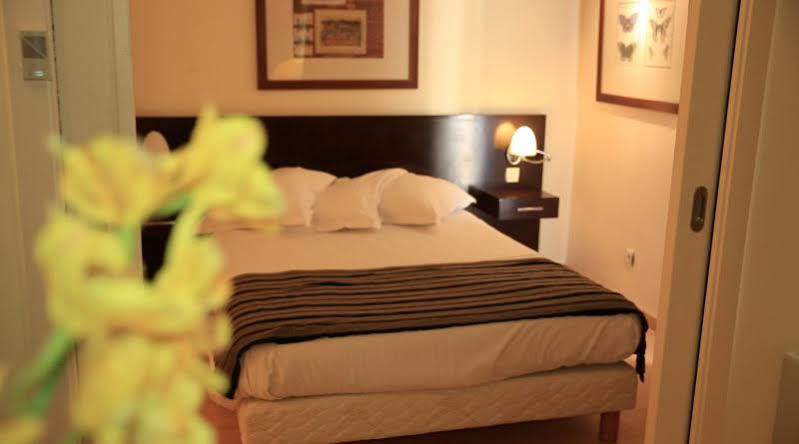 อาโดนี กร็อง เฌเนฟ เรซีด็อง เอ็กเซลซิเออร์ Aparthotel Veigy-Foncenex ภายนอก รูปภาพ