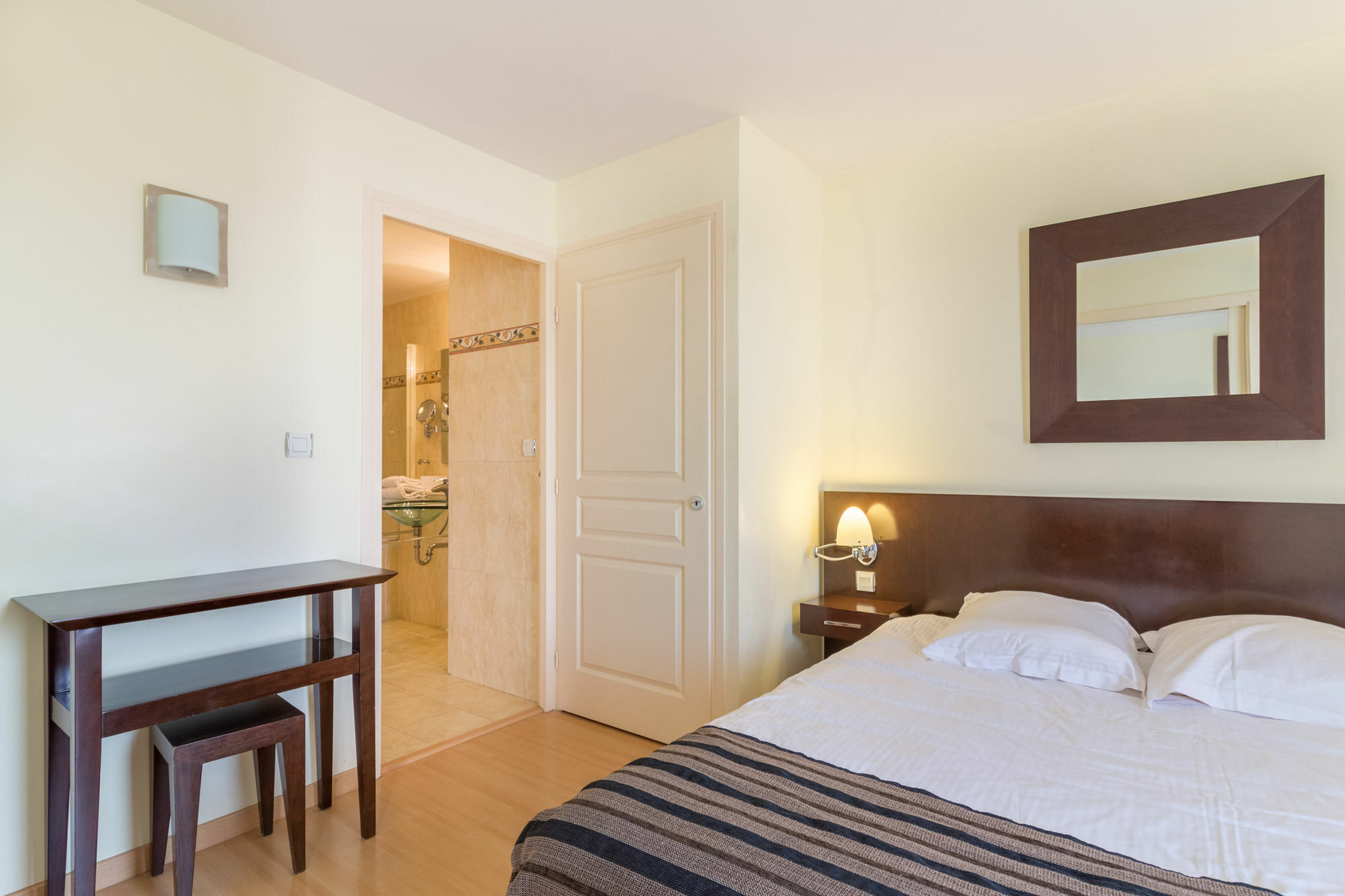 อาโดนี กร็อง เฌเนฟ เรซีด็อง เอ็กเซลซิเออร์ Aparthotel Veigy-Foncenex ภายนอก รูปภาพ