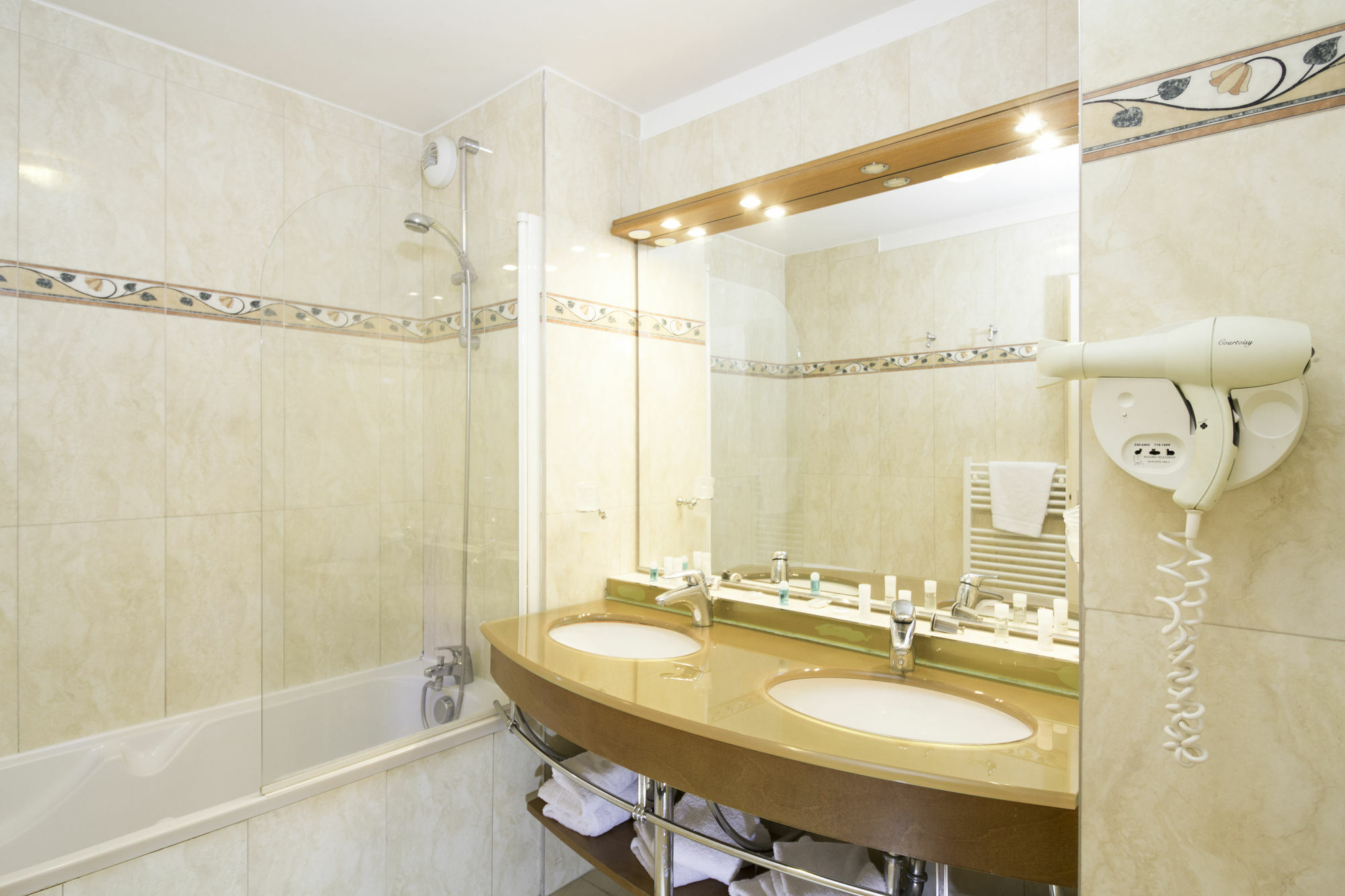 อาโดนี กร็อง เฌเนฟ เรซีด็อง เอ็กเซลซิเออร์ Aparthotel Veigy-Foncenex ภายนอก รูปภาพ
