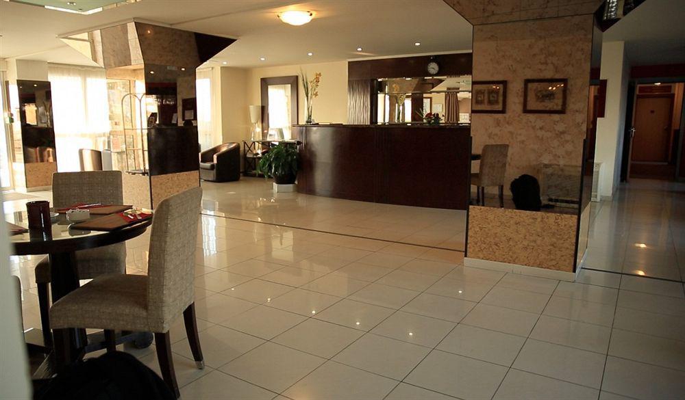 อาโดนี กร็อง เฌเนฟ เรซีด็อง เอ็กเซลซิเออร์ Aparthotel Veigy-Foncenex ภายนอก รูปภาพ